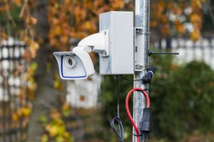  Offeriert werden Überwachungssysteme entweder als separate Kamera mit integrierter Elektronik zur Selbstmontage…  