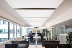  Die akustischen Deckensegel Ecophon Solo Rectangle bilden in den Bürobereichen, im Einklang mit der architektonischen Gestaltung, ein angenehm empfundenes Ganzes  