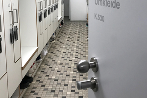  Umkleide mit Z-Spinden und elektronischen ­Möbelschlössern 