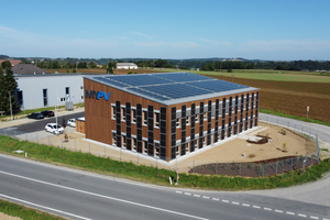  „Anstatt die Solaranlage nur auf dem Gebäude zu planen, haben wir die Außenhülle rund um die Photovoltaikmodule geplant“, erläutert Geschäftsführer Dr. Gerhard Rimpler das Konzept. Die 108 Solarmodule, deren Maße die Gestaltung der Gebäudehülle vorgegeben haben, ­hängen an der Außenfassade 