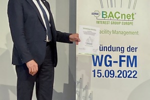  BIG-EU-Präsident Karl Heinz Belser mit der Gründungsurkunde der neuen Arbeitsgruppe ­Facility Management 