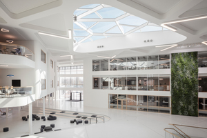  Die gesamte Gestaltung des neuen Campus ­bildet eine zeitgemäße Unternehmenskultur in Architektur ab, in der die Kommunikation und der Austausch untereinander im Mittelpunkt stehen. Die große Plaza in der Mitte des Bürokomplexes ist dabei das Herzstück des neuen ALDI Nord Organismus  