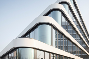  BAID Architekten konzipierten das Gebäude als Stahlbetonskelettbau mit einer klassisch-modernen Bandfassade aus vorgehängten weißen Aluminiumelementen 