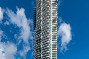  Im höchsten Wohnhochhaus in Deutschland, dem Grand Tower Frankfurt, stehen sechs Besucherparkplätze zur Verfügung. Mit der Installation des smarten Parkmanagement-Systems Parklio wurde für die Verwaltung der Stellflächen eine besucherfreundliche Lösung gefunden 