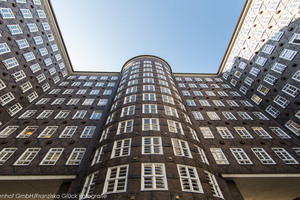  Eines der rund 700 Gebäude, die die Sprinkenhof GmbH als zentrale gewerbliche Immobiliengesellschaft der Freien und Hansestadt Hamburg verwaltet. Als Asset-Manager sichert sie die nach- und werthaltige Entwicklung der eigenen sowie übertragenen Immobilien 