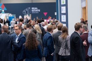  Auf der Real Estate Arena im Mai wird es auch auf den Ständen von Ausstellern viel Austausch geben 