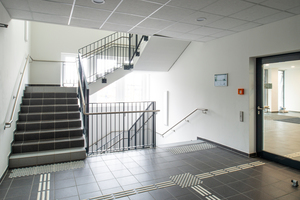 Drei Treppenhaus- und Aufzugsanlagen stellen die barrierefreie Erschließung der vier Obergeschosse sicher 