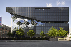  Axel Springer Berlin: Das 13-stöckige, kubusförmige Gebäude zeichnet sich durch ein 45 m hohes, von Terrassen gesäumtes Atrium aus 