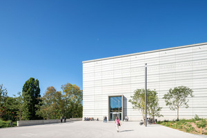  Auch im 2019 eröffneten neuen Bauhaus-Museum Weimar werden die Objekte der weltweit ältesten Bauhaus-Sammlung mit einer elektronischen Schließanlage ­gesichert, die sich auch in die moderne Architektur ideal einfügt 