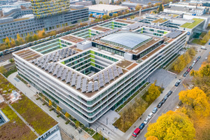  Mit etwa 37.250 m² oberirdischer Brutto-Grundfläche und Features wie Elektro­mobilität, erneuerbaren Energien und individuellen Officewelten prägt Newton in München seit seiner Fertigstellung im Dezember 2018 den Arbeitsalltag von etw­a 1.800 Menschen 