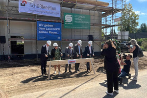  (v.i.n.r) Polizeipräsident Duisburg Alexander Dierselhuis, BLB NRW Geschäftsführerin Gabriele Willems, Minister des Innern NRW Herbert Reul, Bürgermeister der Stadt Duisburg Sören Link und Niederlassungsleiter BLB NRW Duisburg Till Neschen 