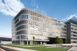  Die Bielefelder Unternehmenszentrale Schüco One zeigt mit ihrer nachhaltigen und zukunftsweisenden Gebäudehülle, was heute technisch möglich ist: Als erstes Gebäude weltweit wurde es mit allen drei Nachhaltigkeitszertifizierungen ausgezeichnet: DGNB ­Platin, LEED Platin und BREEAM Excellent 
