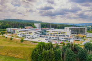  Ein gutes Beispiel ist das Regiomed „Green Hospital“ Lichtenfels. Es handelt sich um das erste Krankenhaus in Bayern, das ­konsequent nach umweltfreundlichen Gesichtspunkten gebaut wurde 