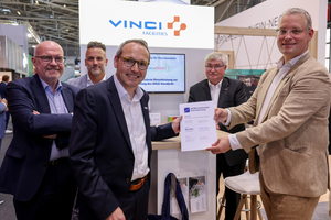  Übergabe der Zertifizierungsurkunde auf der zurückliegenden Expo Real mit (v. l. n. r.) Rainer Beisel, Geschäftsführer (Vinci Facilities), Dirk Becker, Leiter Rhein/Ruhr (Vinci Facilities), Alexander Oehlschläger, Leiter Projektentwicklung (Vinci Facilities), Thomas Hellebrand, Divisionsleiter Facility Service (VinciFacilities) und Thomas Kraubitz, DGNB Senior-Auditor, Direktor und Leiter Nachhaltigkeit und Klima in Europa bei Büro Happo.  