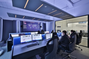  Um Effizienz und Sicherheit der IT ihrer Kunden gleichermaßen zu gewährleisten, wurde am Standort Hamburg ein neues Domizil bezogen und sowohl das Managed Service Center (MSC, links) als auch das Network Operations Center (NOC, rechts) neu geplant und ausgestattet. 