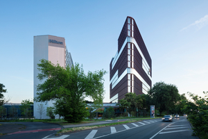  Zwischen dem Neubau und dem bestehenden Hilton Hotel entsteht ein zweigeschossiges Podium, das mit dem Haupteingang der Eingangshalle und der übergeordneten Funktionen die Schnittstelle zum Vorplatz und dem öffentlichen Raum bildet. 