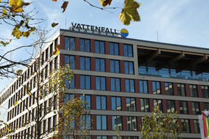  Direkt gegenüber dem Bahnhof Südkreuz in Berlin befindet sich die neue Deutschlandzentrale von Vattenfall. Der innovative Holzhybrid-Bau bietet Platz für 1.600 Mitarbeitende. 