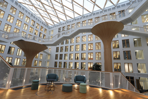  Zentraler Treffpunkt ist das Atrium mit den nach oben führenden baumartigen Treppen. Deren Plattformen können für spontane ­Treffen genutzt werden. Die Stege enden auf unterschiedlichen Höhen und schaffen Verbindungen zwischen den Geschossen.  