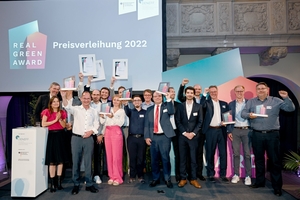  In der ersten Ausgabe des Wettbewerbs wurden am 28. Juni 2022 bei einer feierlichen Preisverleihung herausragende Vorreiterprojekte mit dem RealGreen Award ausgezeichnet. Die preisgekrönten Projekte zeigen, wie der Gebäudebestand in Deutschland erfolgreich dekarbonisiert werden kann und welche vielfältigen Maßnahmen zur Reduktion von Energieverbrauch und CO2-Emissionen dabei umgesetzt werden können. 