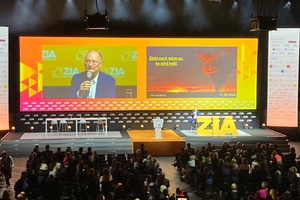  "Zieht euch warm an, es wird heiß", titelte Sven Plöger in seiner Keynote. Der Meteorologe, Buchautor und Fernsehmoderator forderte mehr Haltung und Mut, um dem Klimawandel entgegen zu treten 