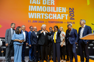  Staffelstab übergeben: Iris Schöberl tritt&nbsp;die Nachfolge von Dr. Andreas Mattner&nbsp;an, der 15 Jahre an der Spitze der Immobilienwirtschaft stand. „Wir werden in Zukunft eine noch klarere Abgrenzungspolitik zum Extremismus haben“, kündigte Mattner an. Er war tags zuvor zum&nbsp;Ehrenpräsidenten&nbsp;ernannt worden. 