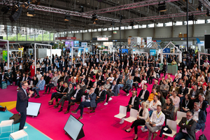  Die Keynotes auf der Arena Bühne zogen zahlreiche Zuschauer an. Im Bild: Dr. Eckart von Hirschhausen, Arzt, Autor und Gründer der Stiftung Erde  