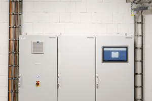  Eine von drei Technikzentralen: Diese ist für den Bereich Lüftung installiert worden. Im Hintergrund: Zonengeräte der Lüftungsanlage. Rechts: Die intuitiv bedienbare Benutzeroberfläche von Qanteon, die über einen 22“-Panel-PC den Mitarbeitern des Kinderzentrums Bethel zur Überwachung des technischen Gebäudebetriebs dient.  