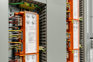  Schaltschrank mit Ein- und Ausgabe­modulen: Im Kinderzentrum Bethel hat Kieback&amp;Peter rund 150 Ein- und Ausgabemodule installiert. Diese Module nehmen in den DDC4000e analoge bzw. binäre Signale auf und steuern wiederum analoge bzw. binäre Regelungsvorgänge an.  