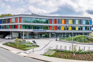  Hier steht das Kind im Mittelpunkt: Das neue Kinderzentrum Bethel in Bielefeld setzt auf eine kindgerechte und angstreduzierende Außen- und Innenarchitektur.  