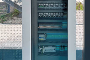 Neben der PLCnext-Steuerung AXC-F 3152 ist der Schaltschrank mit einer ­unterbrechungsfreien Stromversorgung (USV), einem NTP-Server und Energiemessgerät sowie einer Handbedienebene ausgestattet.  
