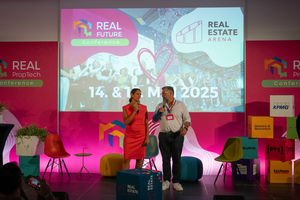  Verkündung der gemeinsamen Pläne auf der Real PropTech Conference. Im Bild: blackprint CEO Sarah M. Schlesinger und Real Estate Arena Projektleiter Hartwig von Saß (Deutsche Messe).  