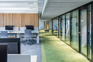  Modern präsentieren sich die Open-Space-Offices auf den verschiedenen ­Etagen. Jedes Geschoss unterscheidet sich von den anderen durch eine dezente, durchgängige Farbgebung, die sich in Wandverkleidung und Möbeln, aber vor allem im Bodenbelag wiederfindet.  