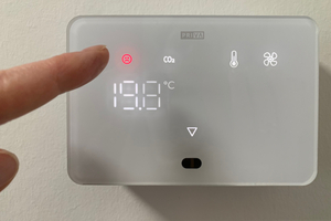  Die Luftqualität der Räume wird mit Priva Comforte CX-Controllern gesteuert. So können Lehrerinnen und Lehrer die Leistung der Lüftungsanlage bei Bedarf auch unmittelbar im Raum selber über ein kleines, in der Nähe des Lehrerpults angebrachtes Display nachregeln. 