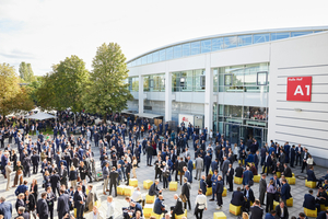  Networking nicht nur in, sondern auch zwischen den Messehallen. 