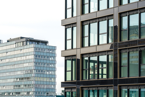  Im Detail wird das Zusammenspiel des Aluminiumfenstersystems Schüco AWS 75 BS.HI+ mit dem bauwerkintegrierten Photovoltaiksystem von Schüco deutlich. 