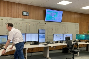  Die Spie-Mitarbeiter in der Leitwarte, in der rund 47.000 Daten aufgeschaltet sind, ­haben jederzeit alles im Blick. Im 24/7 -Betrieb werden hier allee technischen Anlagen – darunter ein eigenes Blockheizkraftwerk – auf den 550.000 m² Gebäudefläche überwacht und ggf. optimiert. 