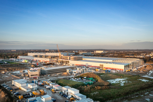  Der gesamte Standort – von den Logistik- und Interlogistikarealen über die Bürobereiche bis zum Parkhaus – wurde mit hochwertigen und besonders energieeffizienten Lichtlösungen ausgestattet.  