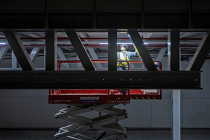  Schnelle und nachhaltige Installation: Die einzelnen Module wurden vorkonfektioniert und nahezu verpackungsfrei mit dem sogenannten LED-Shuttle an die Baustelle geliefert. Weitere Montagefeatures erleichtern die Installation per Hubwagen in den bis zu 32 m hohen Hallen.  