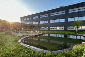  Das L’Oréal-Logistikzentrum punktet mit biodiversitätsfördernden Außenräumen. Zahlreiche, teils vom Aussterben bedrohte, Tierarten leben auf dem Betriebsgelände.  