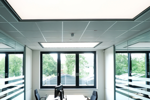  Die blendfreien, energieeffizienten LED-Panels lassen sich dank „tunable white“-Funktion zwischen Kalt- und Warmweiß stufenlos einstellen sowie dimmen. Ideal für Büros, wo ein optimales Arbeitsklima für ermüdungsfreies, konzentriertes Arbeiten gefordert ist.  