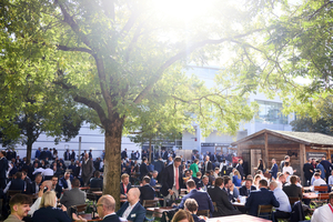  Auch das Wetter spielte in diesem Jahr wieder mit: Sonnige Aussichten für Outdoor-Networking zwischen den Messehallen 