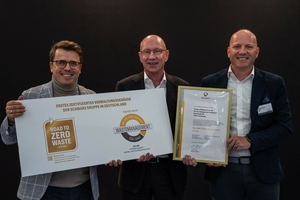  : Übergabe der Gold-Zertifizierung auf der Expo Real in München, v.l.n.r. Marcus Bocklisch, Teamleiter Eco Solutions bei PreZero, Dr. Norbert Hüsgen, Geschäftsführender Gesellschafter von der zu verleihenden Stelle, ZER-QMS, Dietmar Böhm, Vorstand PreZero Dual, Intragroup Services &amp; New Business PreZero Internationa 