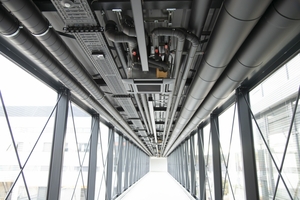  Dank der Medien- und Fußgängerbrücke zwischen Neubau und bestehender ­Fertigung wurde ein Verbund der beiden Technikzentralen für eine energieeffiziente Versorgung mit Kaltwasser und als weiterer Faktor für die Versorgungssicherheit geschaffen. 