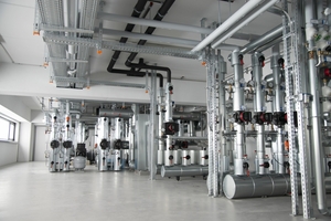  Im Gebäude, das in vier jeweils zweistöckige Produktionshallen unterteilt ist, soll die Grundinstallation der Lüftungstechnik und Druckluftverteilung eine flexible Versorgung ermöglichen.  