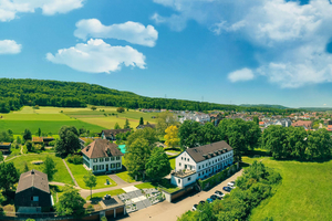  Der Neuhof-Campus ist wie ein kleines Dorf aufgebaut, mit verschiedenen Einrichtungen für Gartenbau, Gastronomie, Landwirtschaft, Malerei, Metallverarbeitung, Schreinerei sowie Wohn- und Schulungsräumen.  