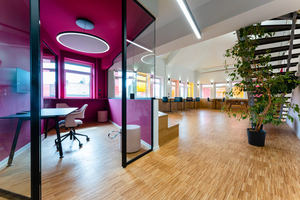  Zonierte Arbeitsbereiche: Büros werden umgestaltet, um unterschiedliche Arbeitszonen zu schaffen, etwa für konzentrierte Einzelarbeit, kreative Teamarbeit, informelle Begegnungen und Rückzugsbereiche. 