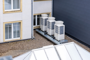 Zur energieeffizienten Klimatisierung kommen drei Y-Systeme zum Einsatz. Jedes ­Außengerät versorgt die Innengeräte eines Stockwerks mit Wärme oder Kälte. 