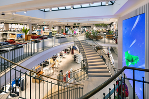  Auf rund 2.000 m² erwartet Kunden auf drei Etagen ein besonderes Einkaufserlebnis mit einem umfangreichen Sport­artikelsortiment und individuellen Serviceleistungen. 