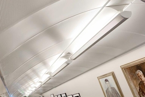  Die Flure des Krankenhauses haben eine charakteristische geschwungene Decke: Ziel der Modernisierung war es, dieses Merkmal zu erhalten und gleichzeitig die Beleuchtung zu modernisieren. 