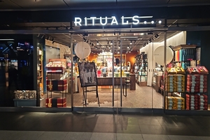  Zwischen September und November 2024 konnte die bk Group AG vier Bauprojekte für den Kunden Rituals umsetzen. Hier die Rituals Filiale am Berliner Hauptbahnhof.  